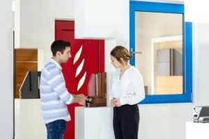 Dos personas en una habitación